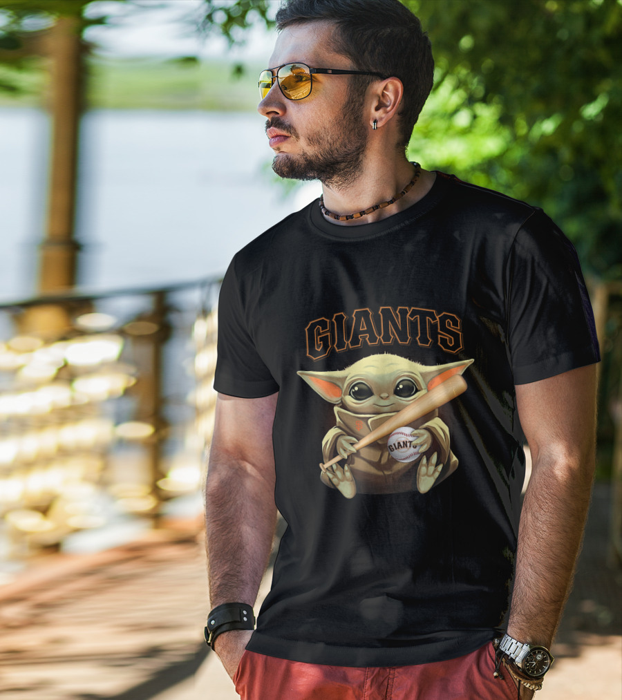 San Francisco Giants Baby Yoda With Baseball And Bat T-Shirt