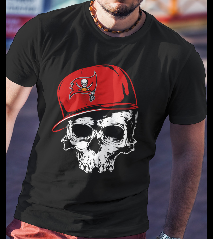 Tampa Bay Buccaneers Skull With Red Cap And Pirate Flag T-Shirt