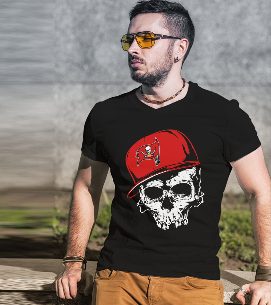 Tampa Bay Buccaneers Skull With Red Cap And Pirate Flag T-Shirt