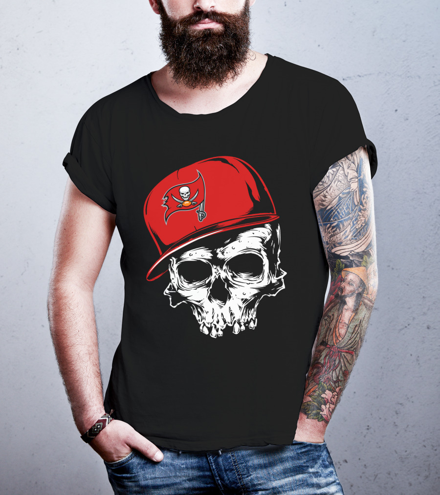 Tampa Bay Buccaneers Skull With Red Cap And Pirate Flag T-Shirt