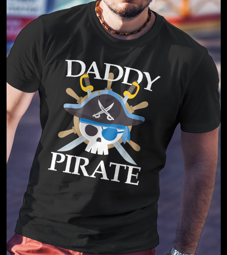 Daddy Pirate Skull And Crossed Swords Pirate Dad Family T-Shirt