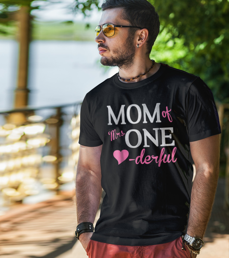 MOM Of Mrs. ONE-derful Heart Design First Birthday T-Shirt