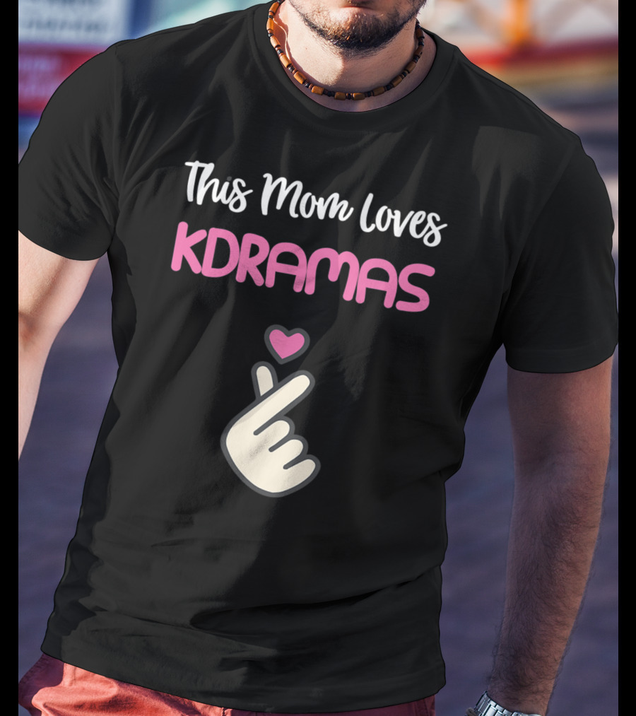This KPop Mom Loves Kdramas With Heart Hand Gesture T-Shirt