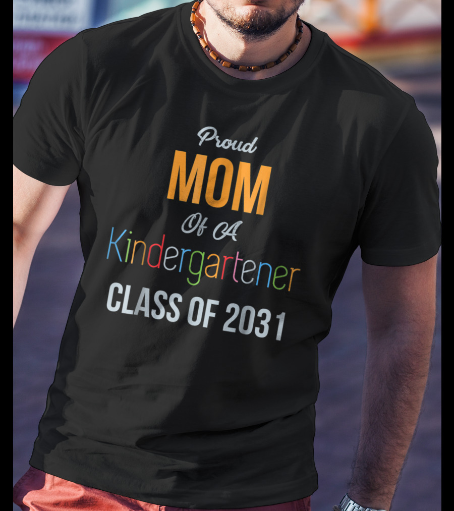 Proud Mom Of A Kindergartener Class Of 2031 T-Shirt