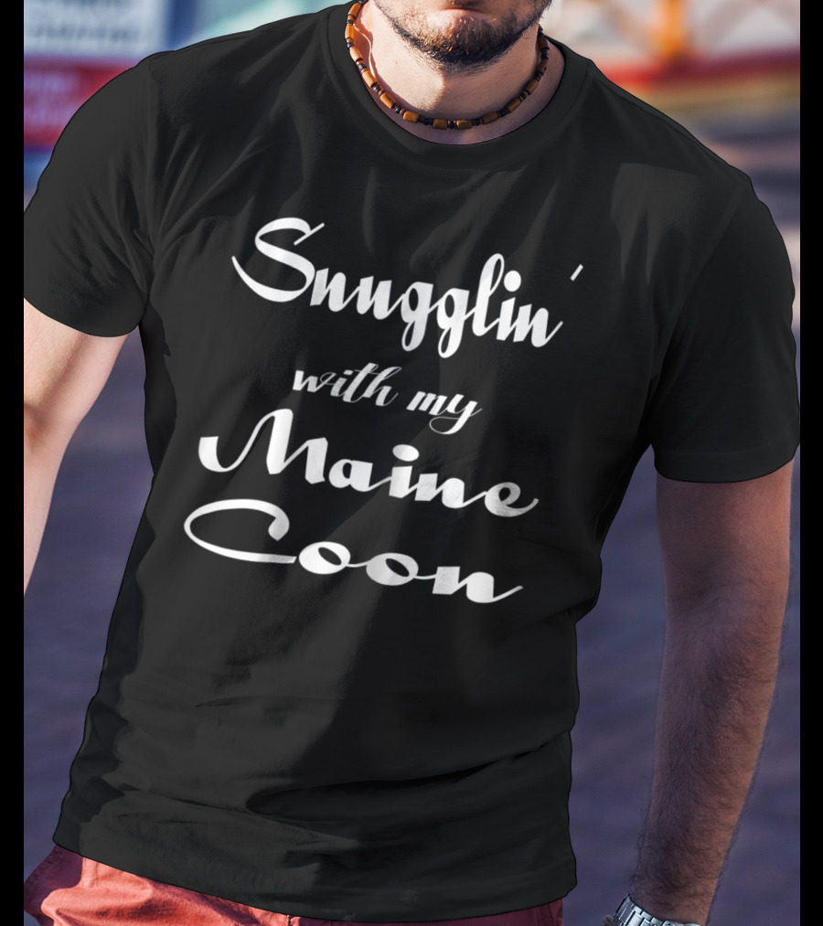 Snugglin' With My Maine Coon Cat Mom Cat Lover Mama T-Shirt