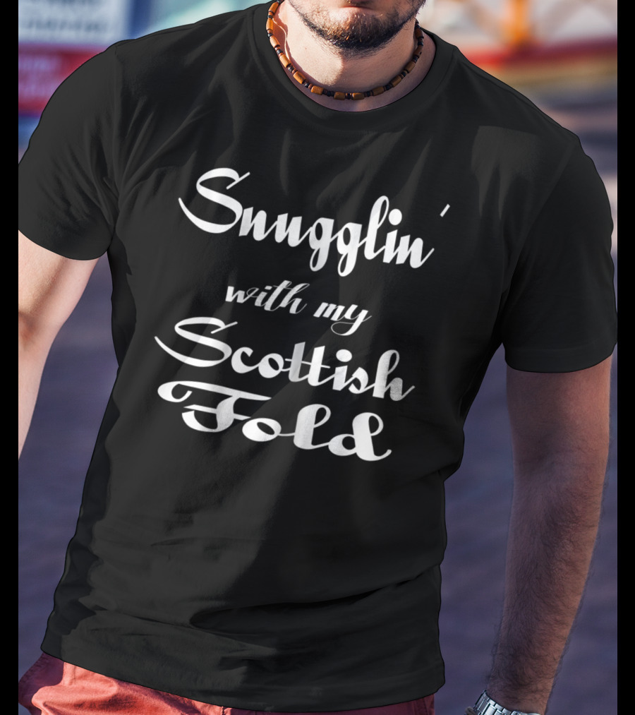 Snugglin' With My Scottish Fold Cat Mom Cat Lover Mama T-Shirt