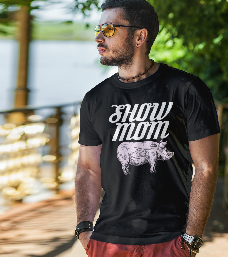 SHOW MOM CUTE PIG 1 T-Shirt