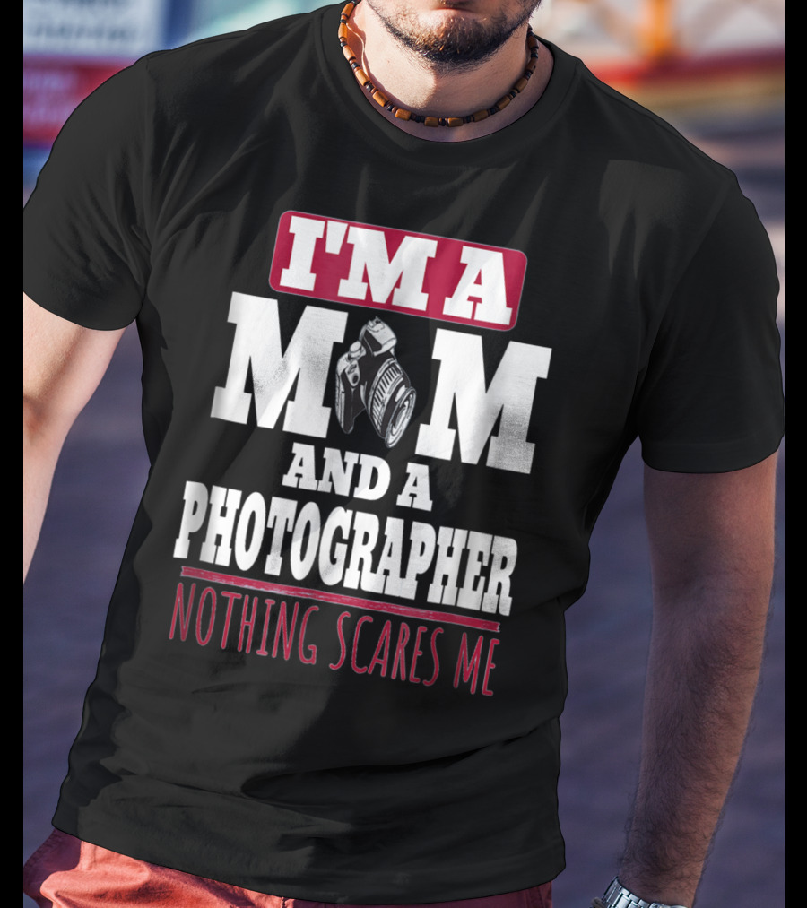 I'm A Mom And A Photographer Nothing Scares Me T-Shirt