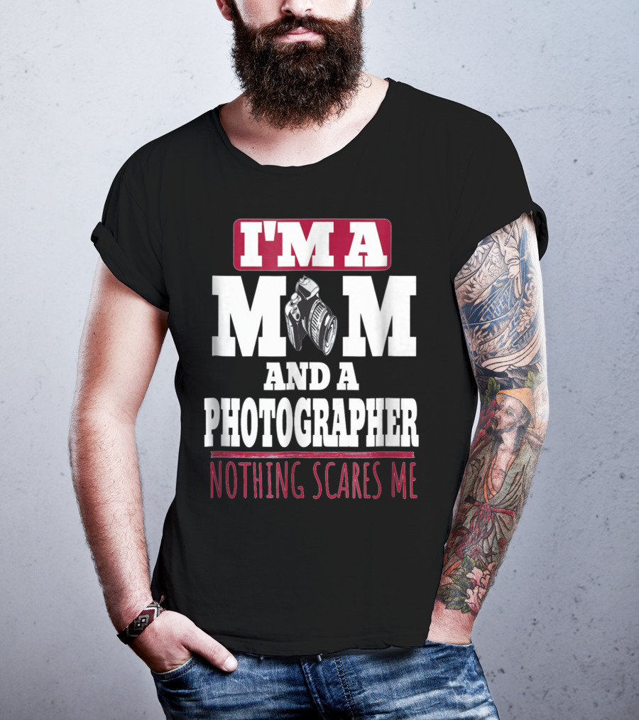 I'm A Mom And A Photographer Nothing Scares Me T-Shirt