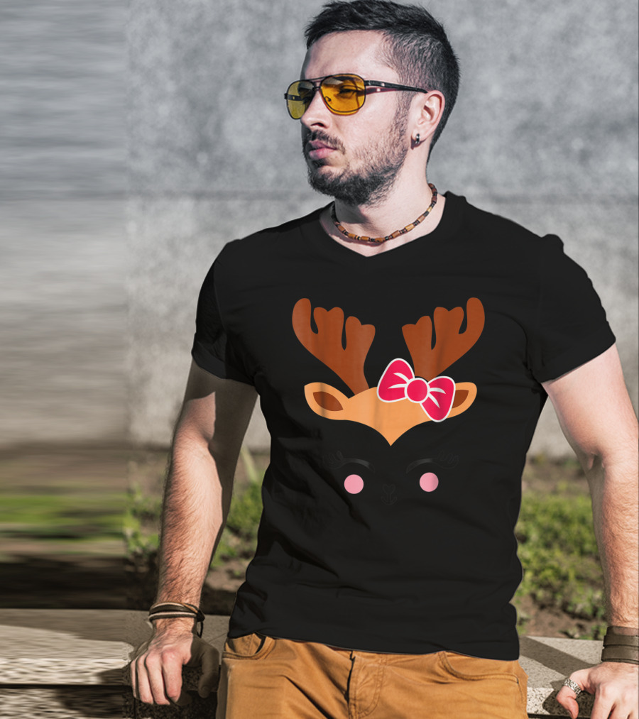 Cute Reindeer With Bow For Awesome Girlfriend Mom Daughter T-Shirt