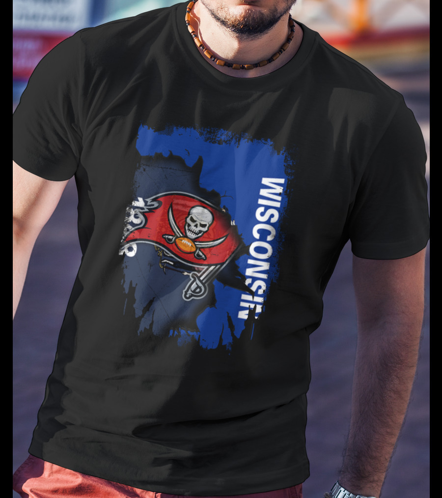 Wisconsin State With Buccaneers Skull Flag 1976 T-Shirt