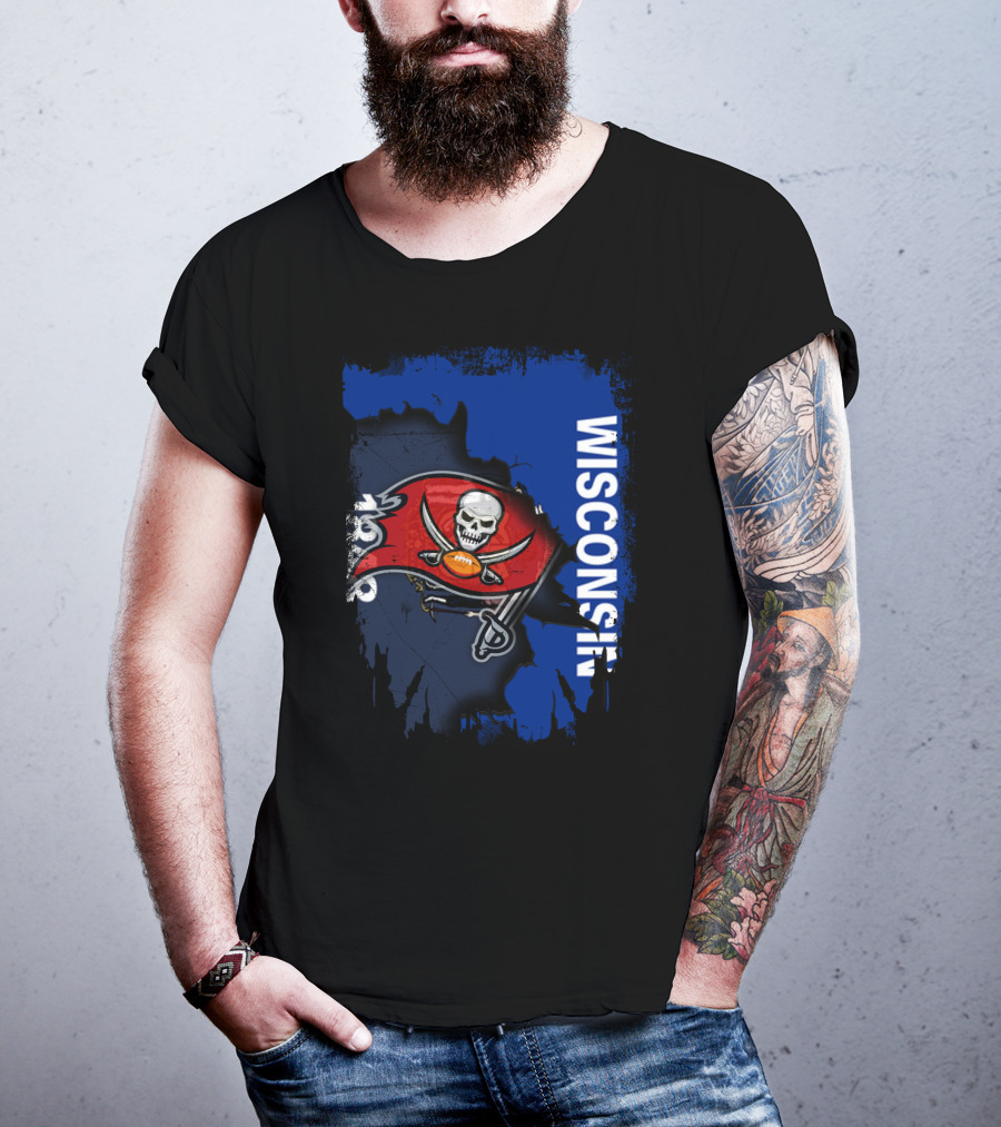 Wisconsin State With Buccaneers Skull Flag 1976 T-Shirt