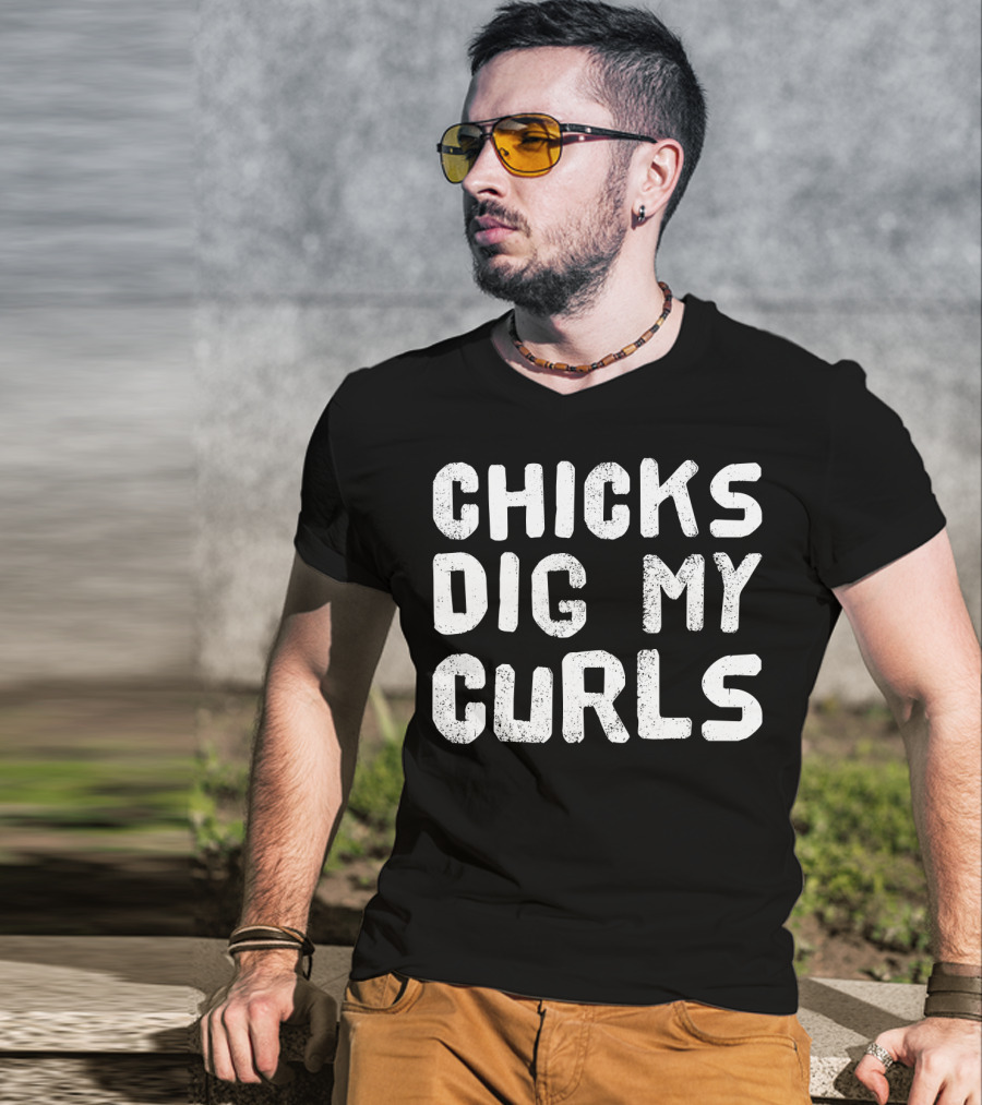 Chicks Dig My Curls Text Bold White Grunge T-Shirt