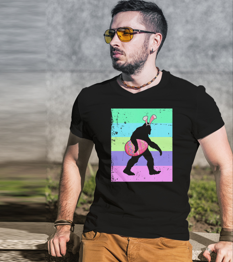 Vintage Bigfoot Easter Bunny Eggs Sasquatch Retro Gradient T-Shirt