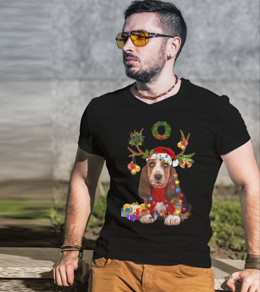 Basset Hound Santa Hat Reindeer Christmas Lights Wreath Holiday Gifts T-Shirt