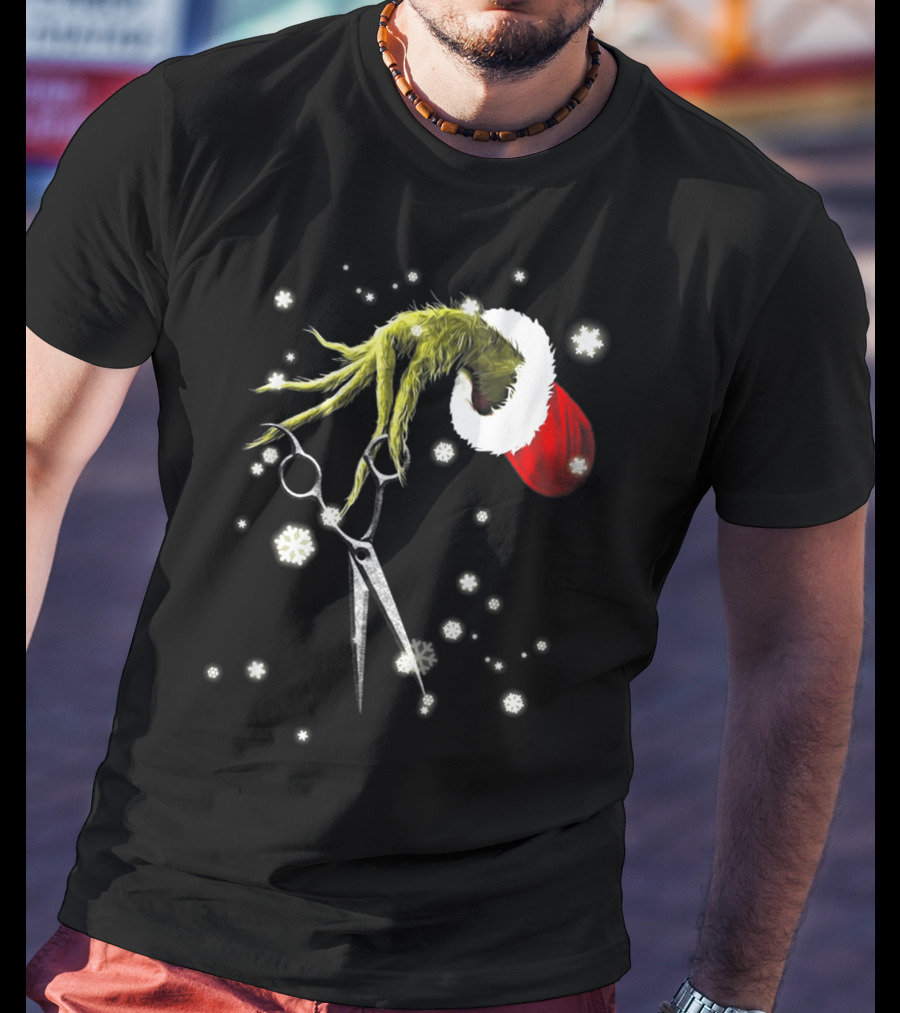 Grinch Hand With Scissors Santa Hat Snowflakes Hairdresser Christmas SE T-Shirt