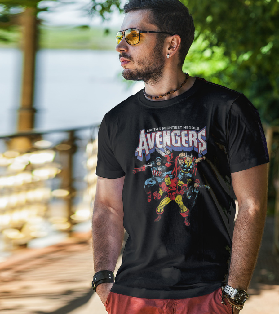 Earth's Mightiest Heroes Avengers Classic Vintage Group Shot T-Shirt