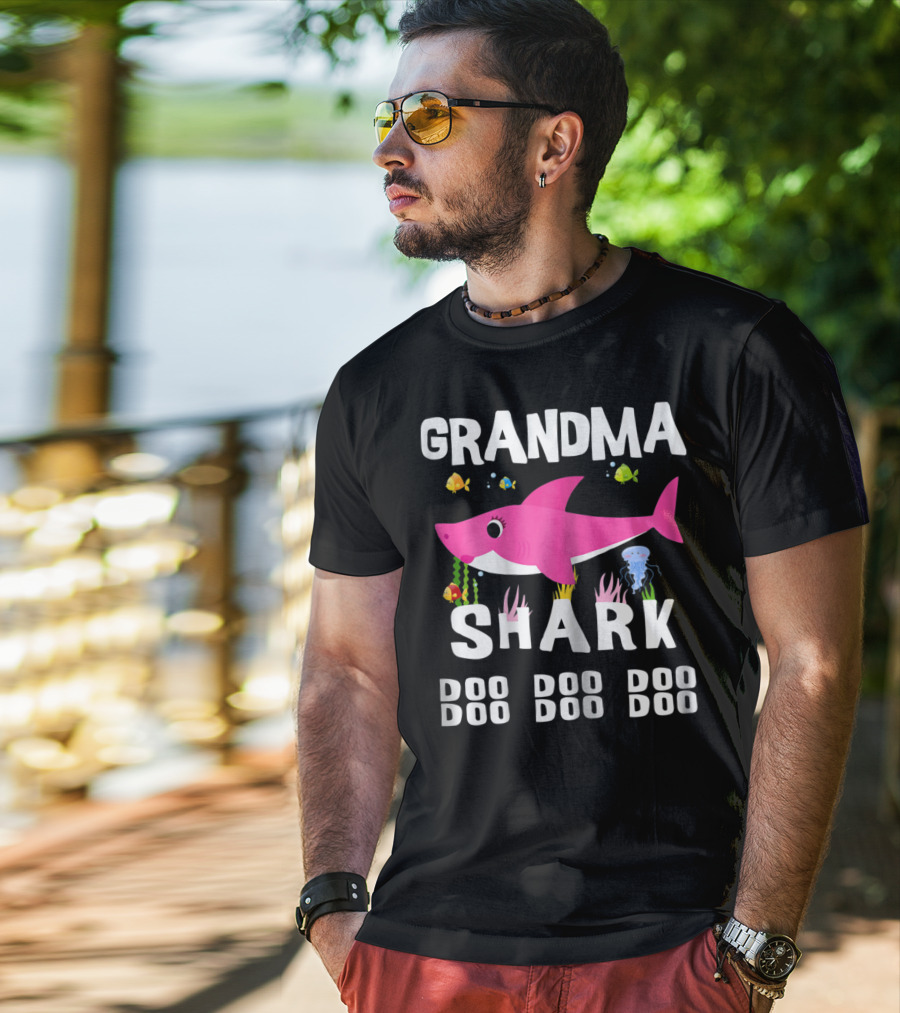 Grandma Shark Doo Doo Doo Mothers Pink Cartoon Fish Sea Creatures T-Shirt