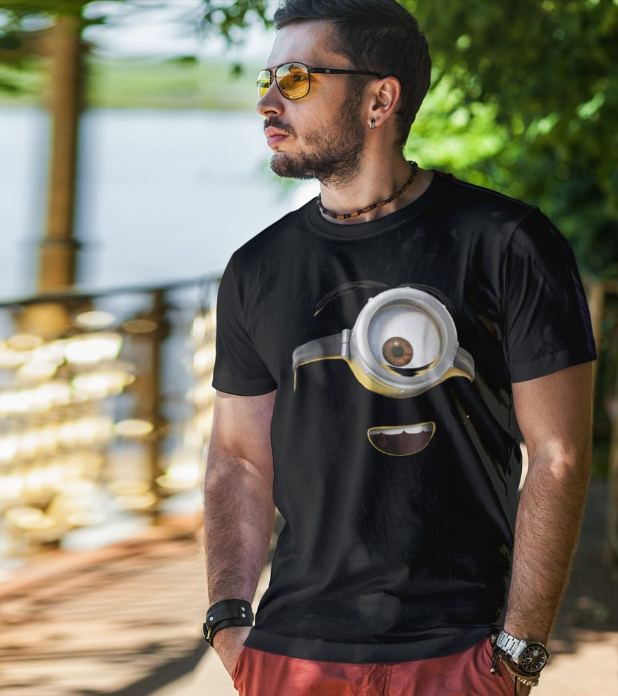 Despicable Me Minions Stuart Face Close-Up One-Eyed Goggle Smile T-Shirt