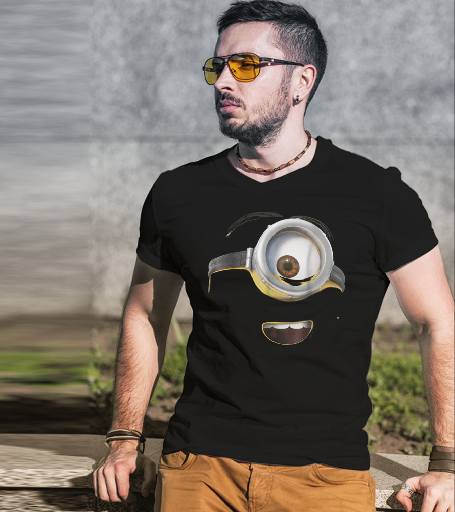 Despicable Me Minions Stuart Face Close-Up One-Eyed Goggle Smile T-Shirt