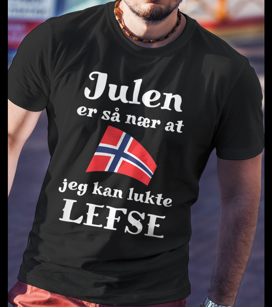 Julen Er Så Nær At Jeg Kan Lukte Lefse Norwegian Flag T-Shirt