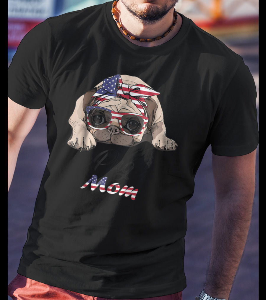 Pug Mom American Flag Bandana And Glasses T-Shirt