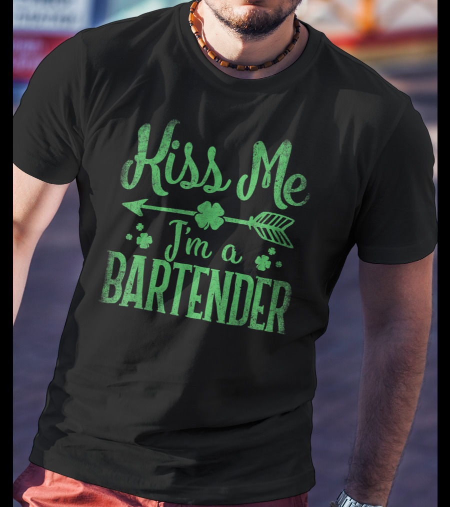 Kiss Me I'm A Bartender St Patrick's Day Shamrock Arrow T-Shirt