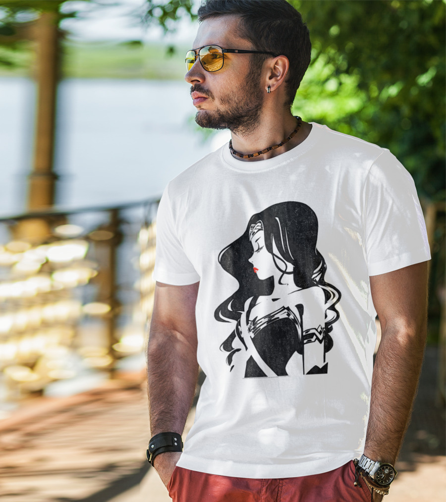 Justice League Wonder Woman Profile Silhouette With Red Lips T-Shirt