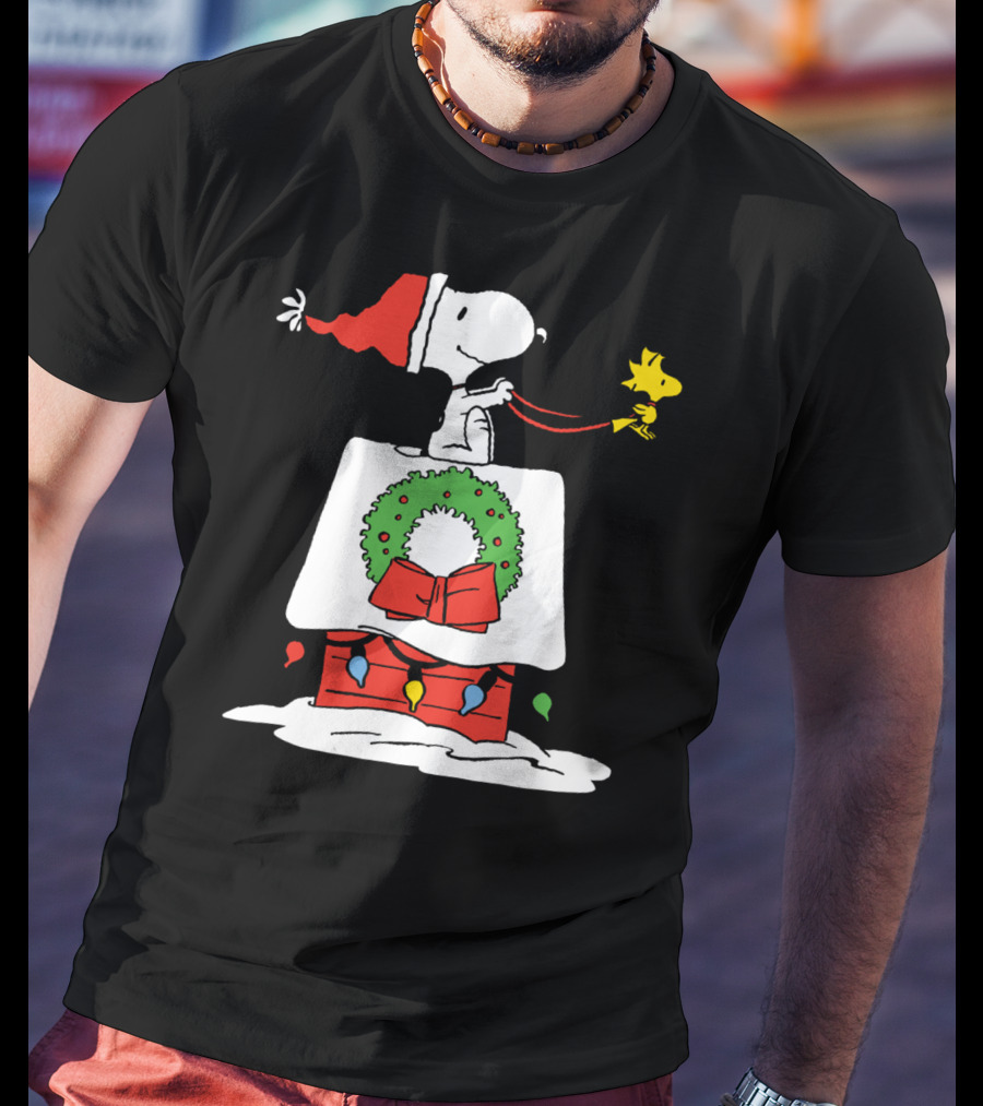 Peanuts Snoopy Santa Woodstock Christmas Wreath Doghouse Lights T-Shirt