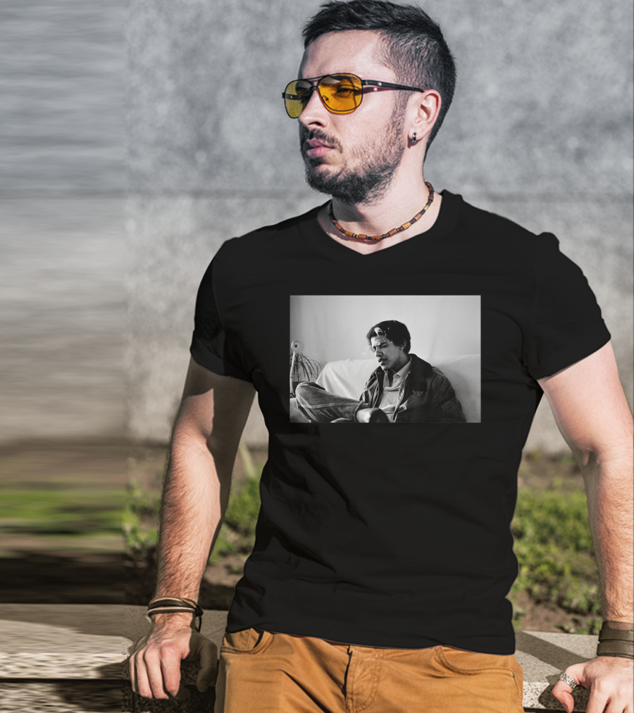 Vintage College Obama Black And White Photo Smoking Relaxed Mood T-Shirt