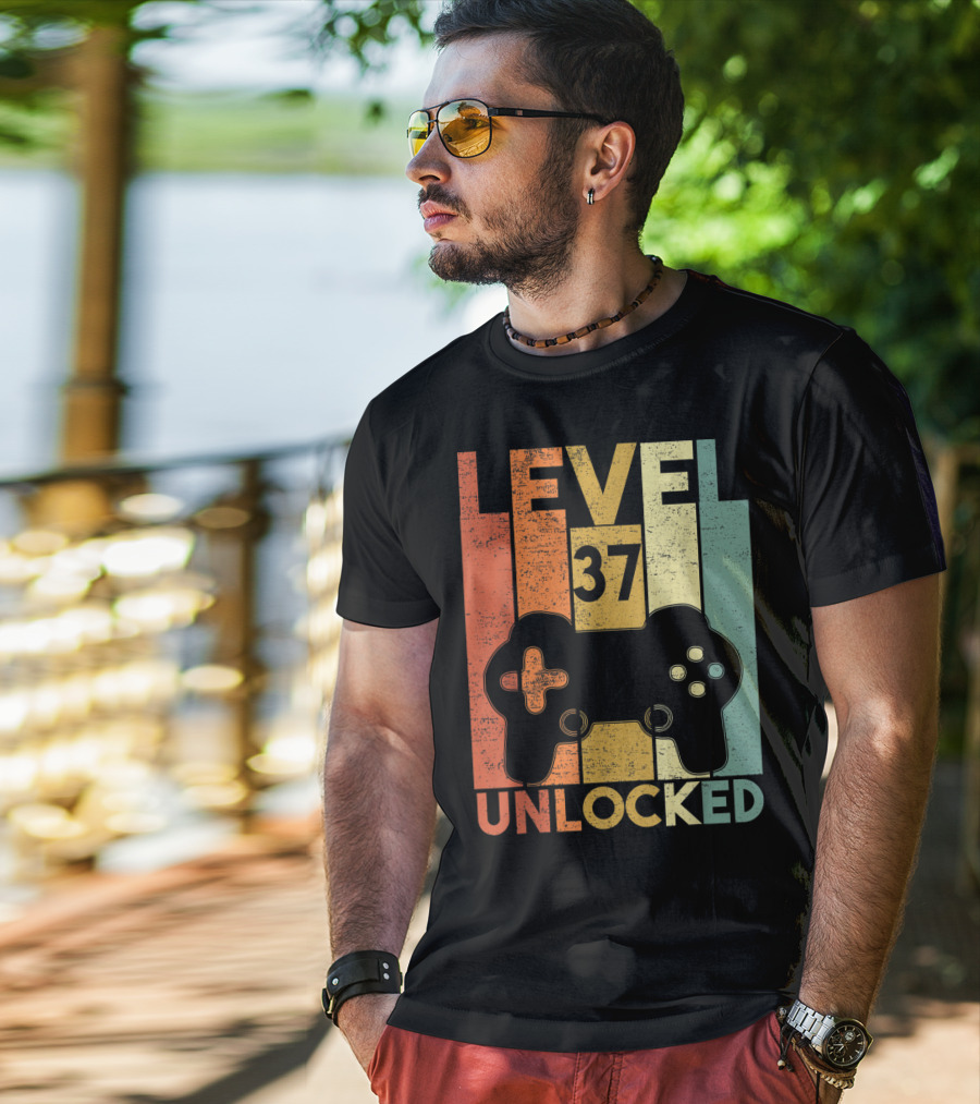 Level 37 Unlocked 1983 Birthday Gaming Controller T-Shirt