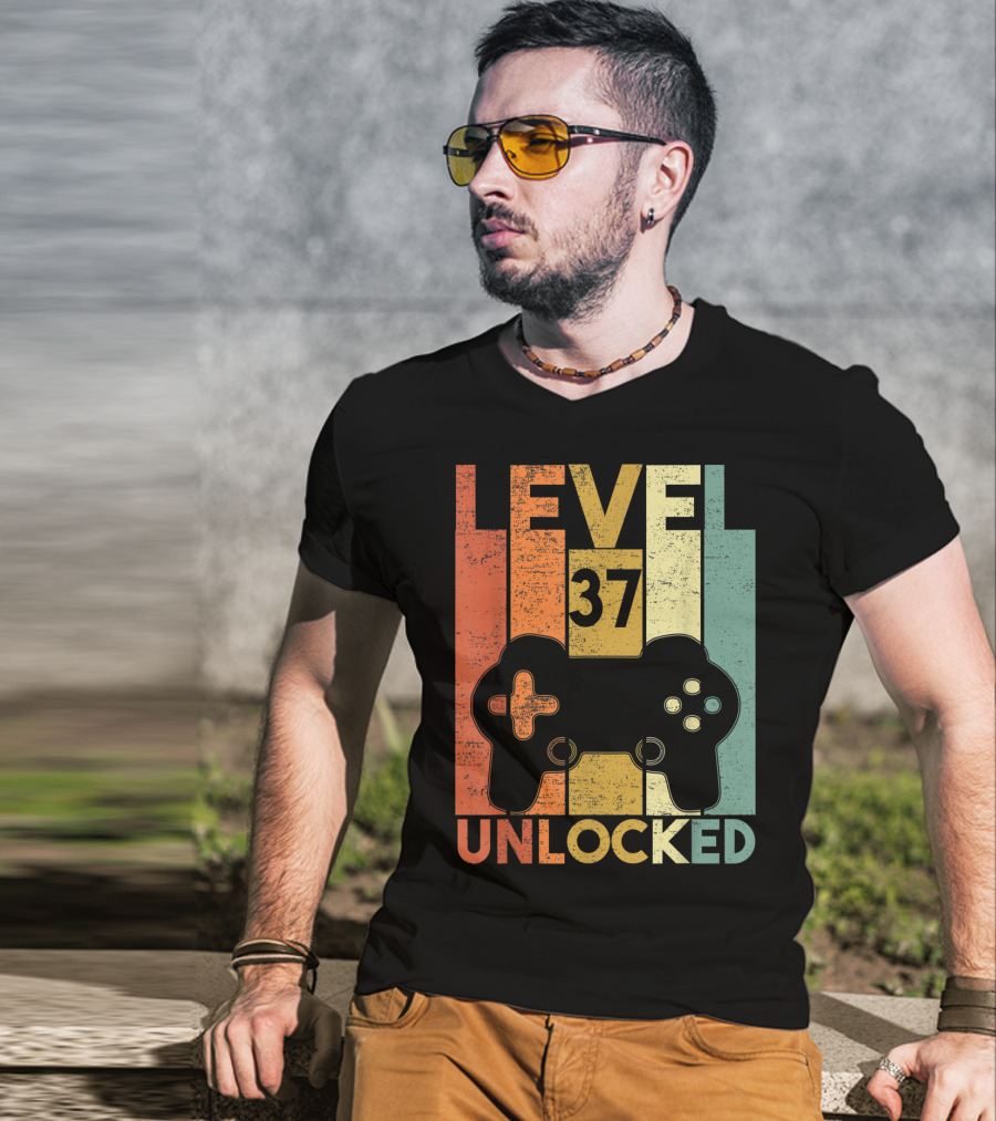 Level 37 Unlocked 1983 Birthday Gaming Controller T-Shirt