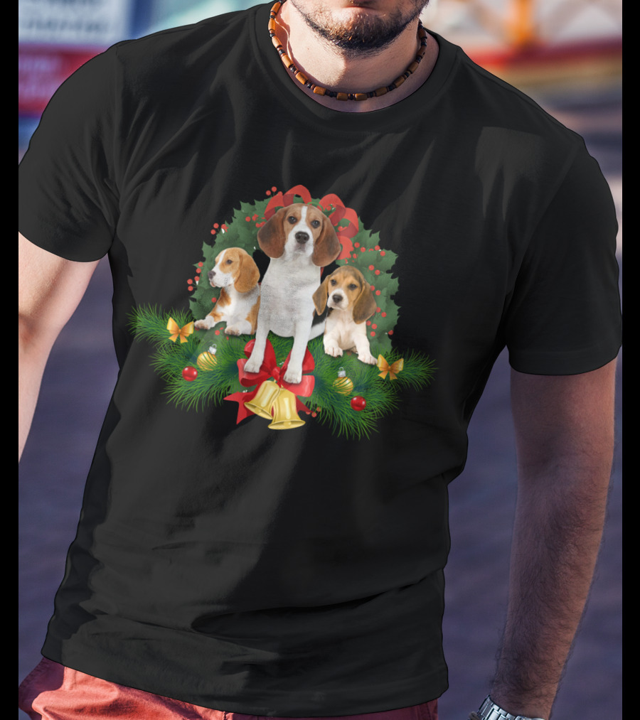 Beagle Christmas Wreath With Holly Berries And Bells T-Shirt