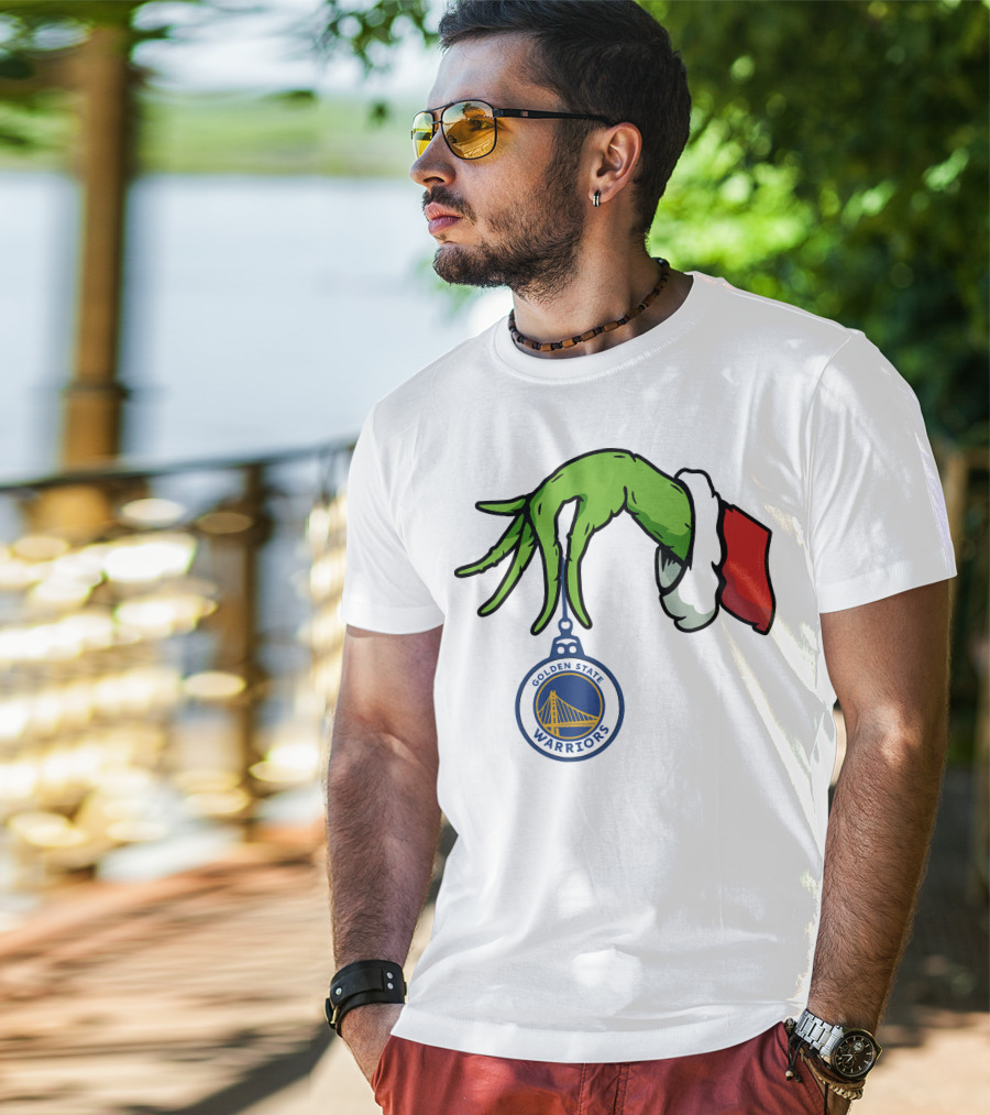 The Grinch Hand Holding Golden State Warriors T-Shirt