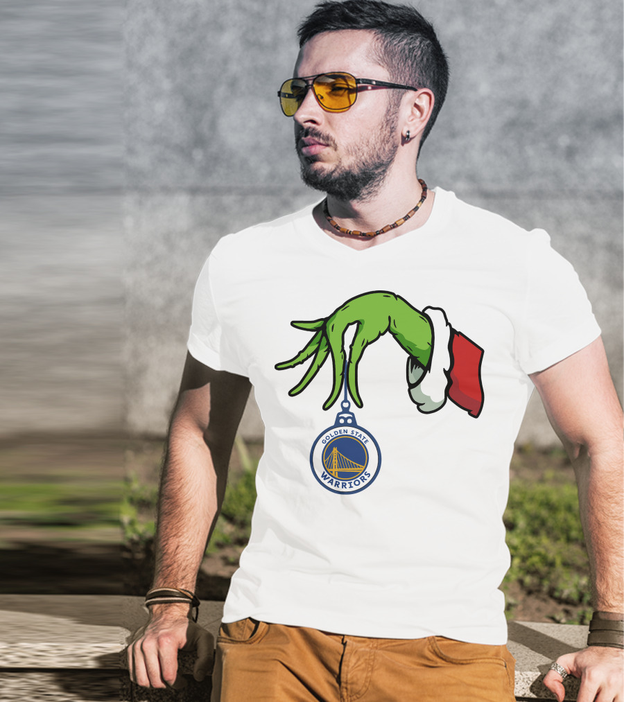 The Grinch Hand Holding Golden State Warriors T-Shirt