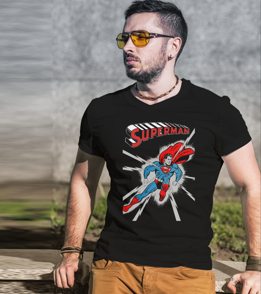 Superman Classic Comic Book Style Cover With Iconic Red And Blue Suit And Cape T-Shirt