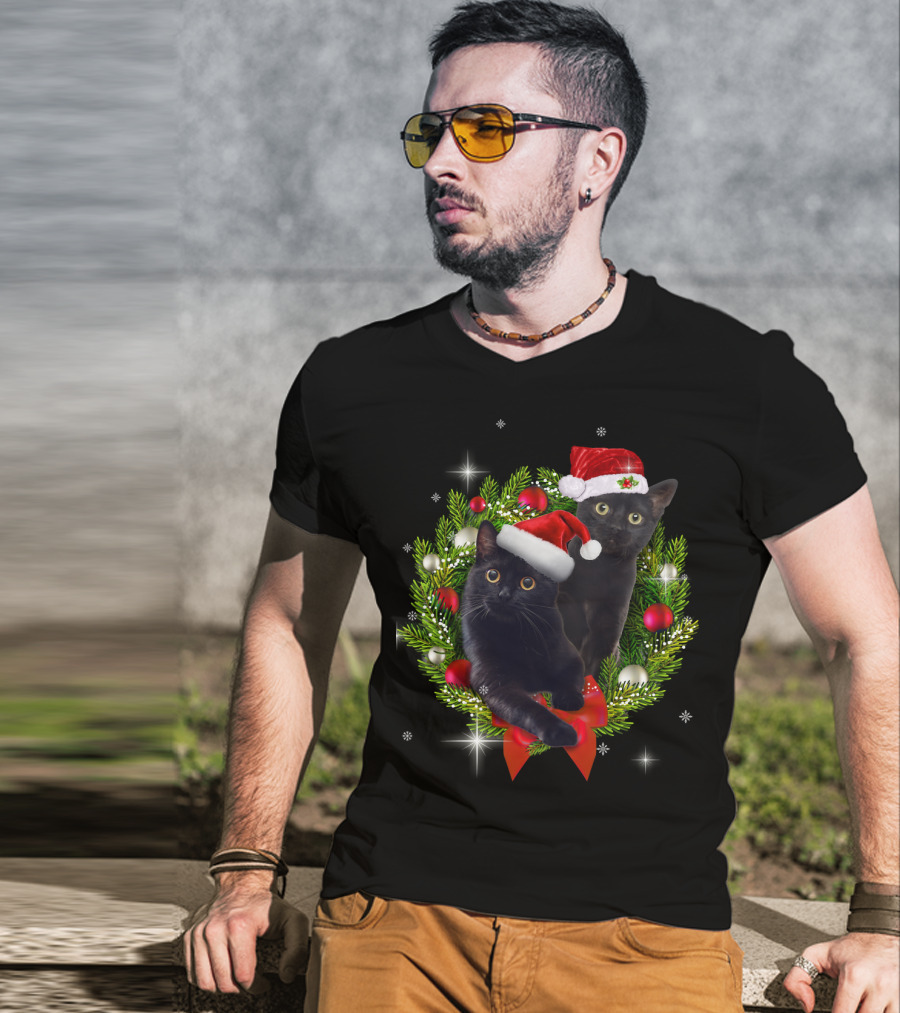 Christmas Cats With Santa Hats In Holiday Wreath T-Shirt