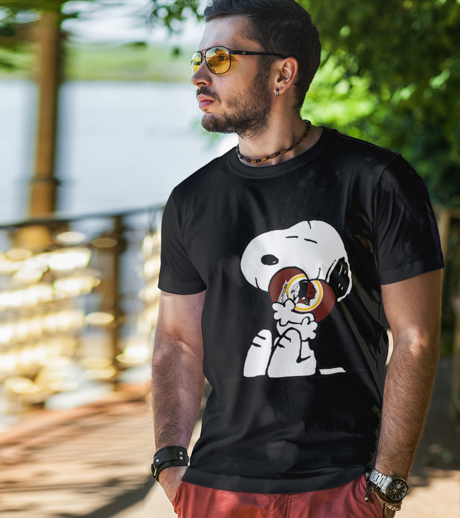 Snoopy Hugging Washington Redskins Football T-Shirt