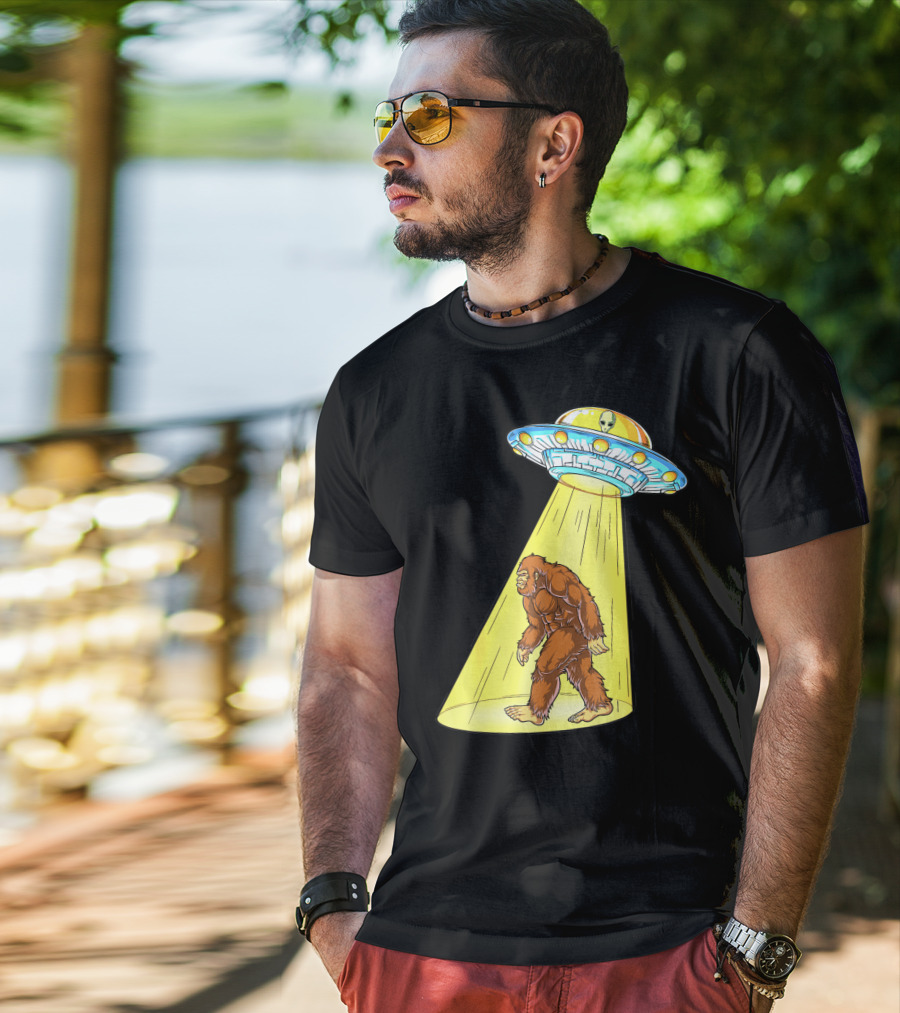 Bigfoot Sasquatch UFO Abduction Alien Flying Saucer T-Shirt