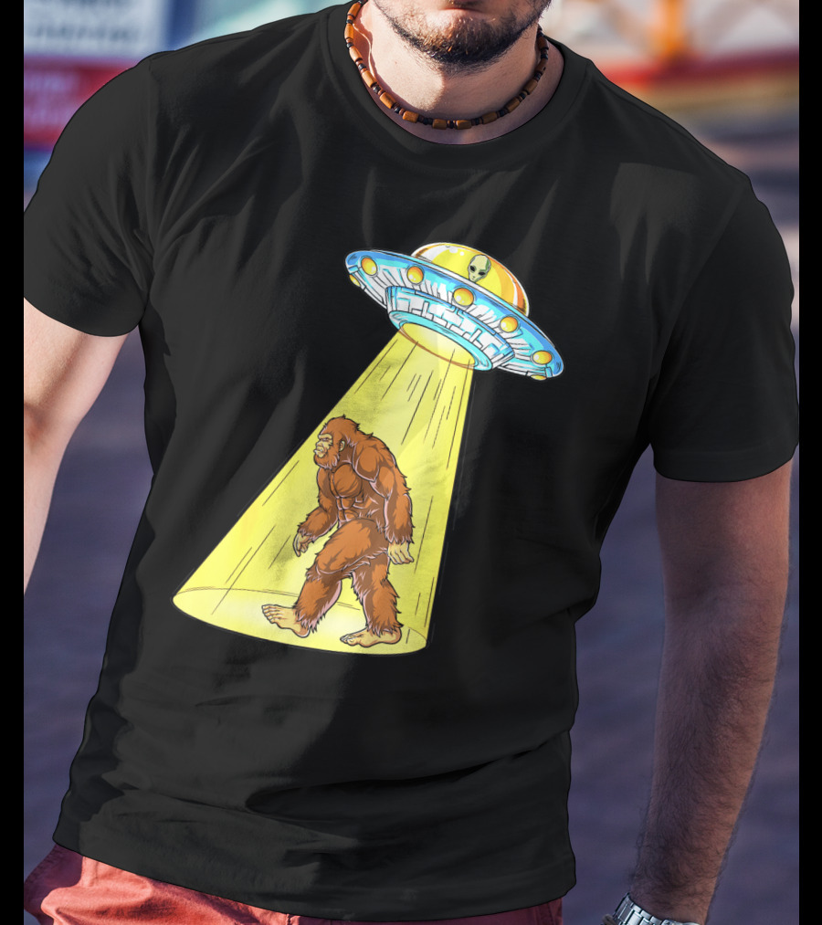 Bigfoot Sasquatch UFO Abduction Alien Flying Saucer T-Shirt