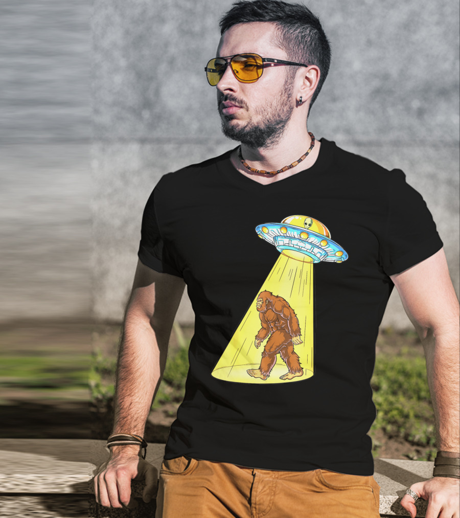 Bigfoot Sasquatch UFO Abduction Alien Flying Saucer T-Shirt