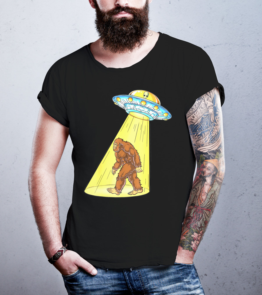 Bigfoot Sasquatch UFO Abduction Alien Flying Saucer T-Shirt