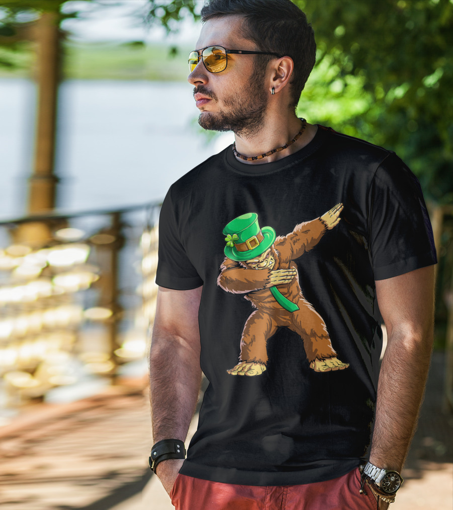 Dabbing Bigfoot St Patricks Day Leprechaun Hat T-Shirt