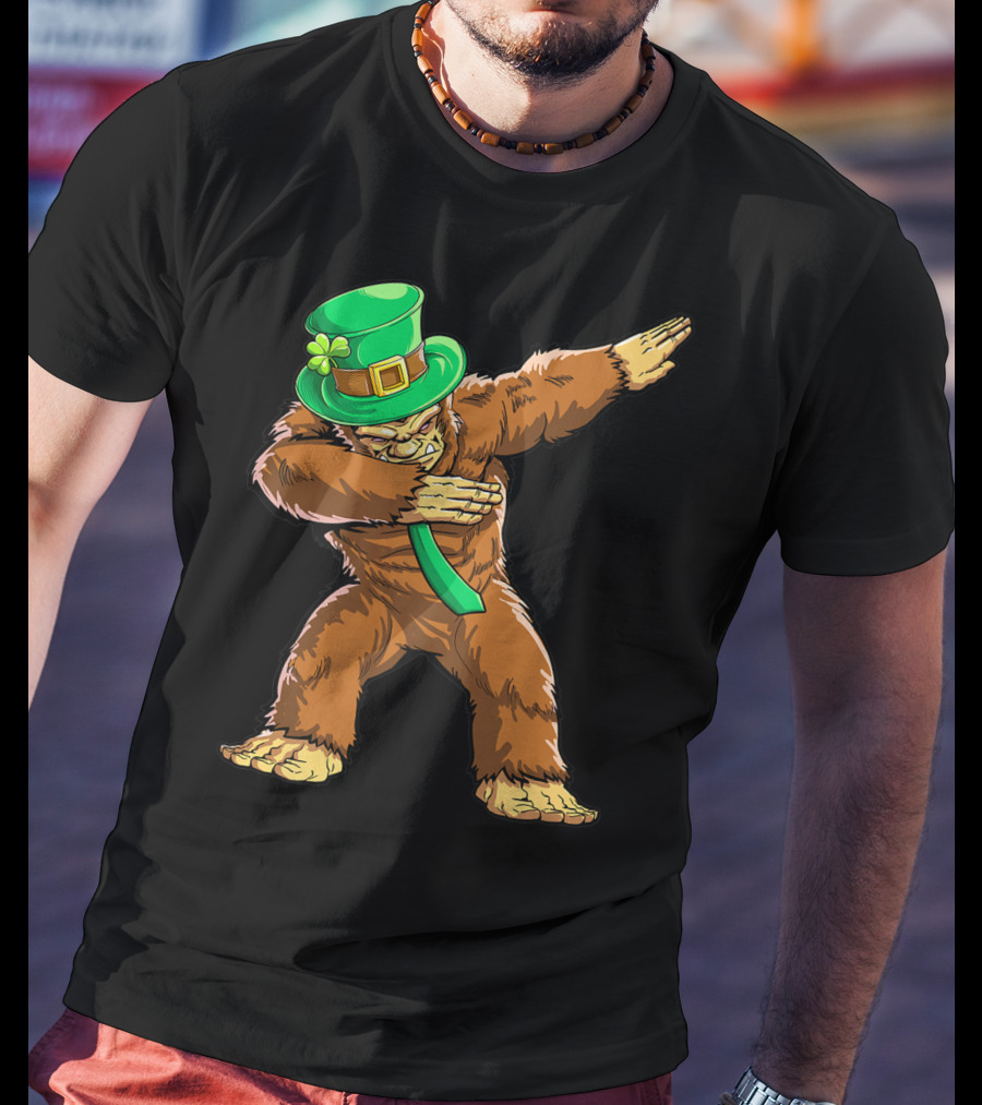 Dabbing Bigfoot St Patricks Day Leprechaun Hat T-Shirt
