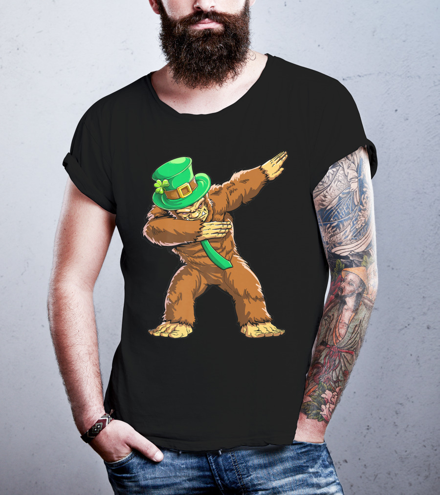 Dabbing Bigfoot St Patricks Day Leprechaun Hat T-Shirt