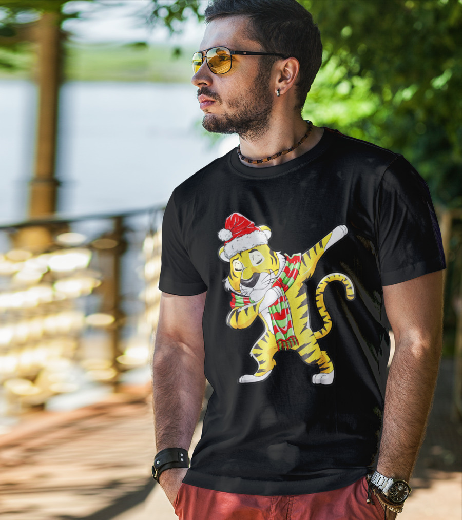 Dabbing Tiger Santa In Santa Hat And Festive Scarf T-Shirt