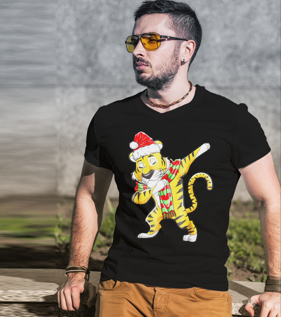 Dabbing Tiger Santa In Santa Hat And Festive Scarf T-Shirt