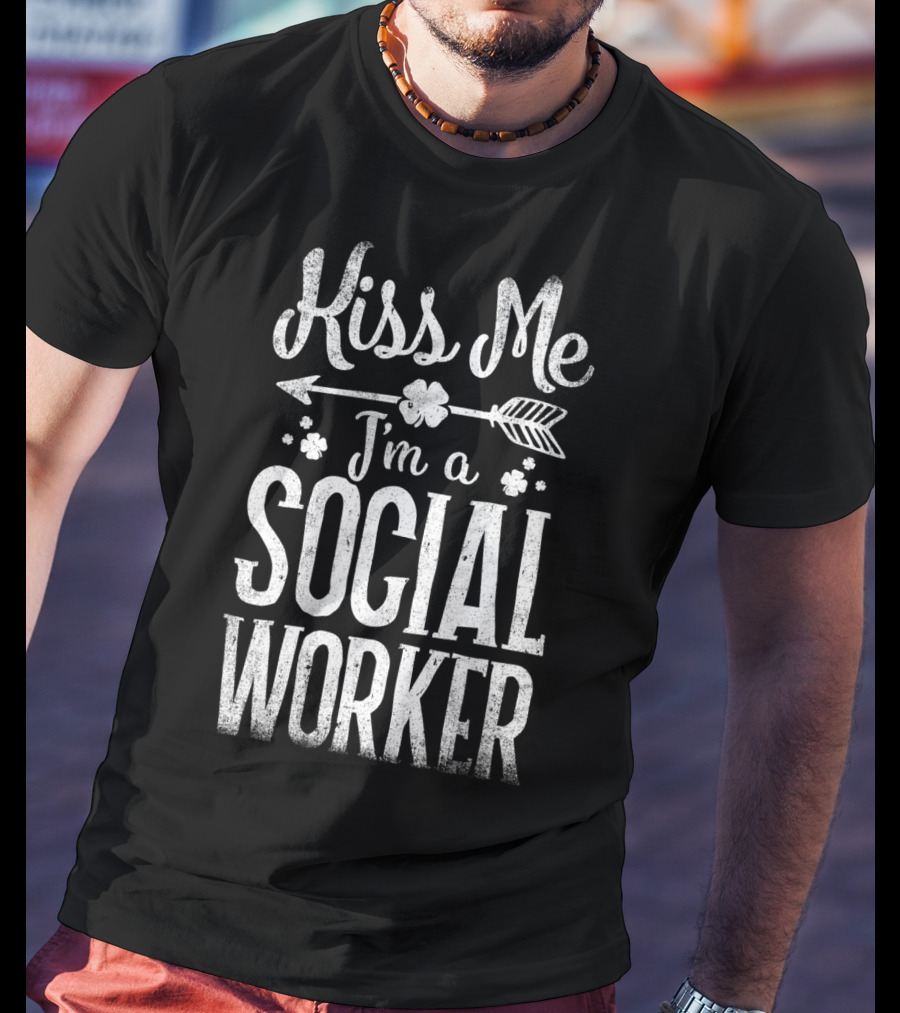 Kiss Me I'm A Social Worker Arrow And Shamrocks T-Shirt