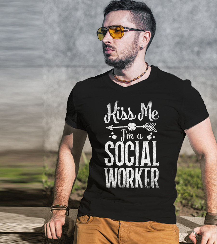 Kiss Me I'm A Social Worker Arrow And Shamrocks T-Shirt