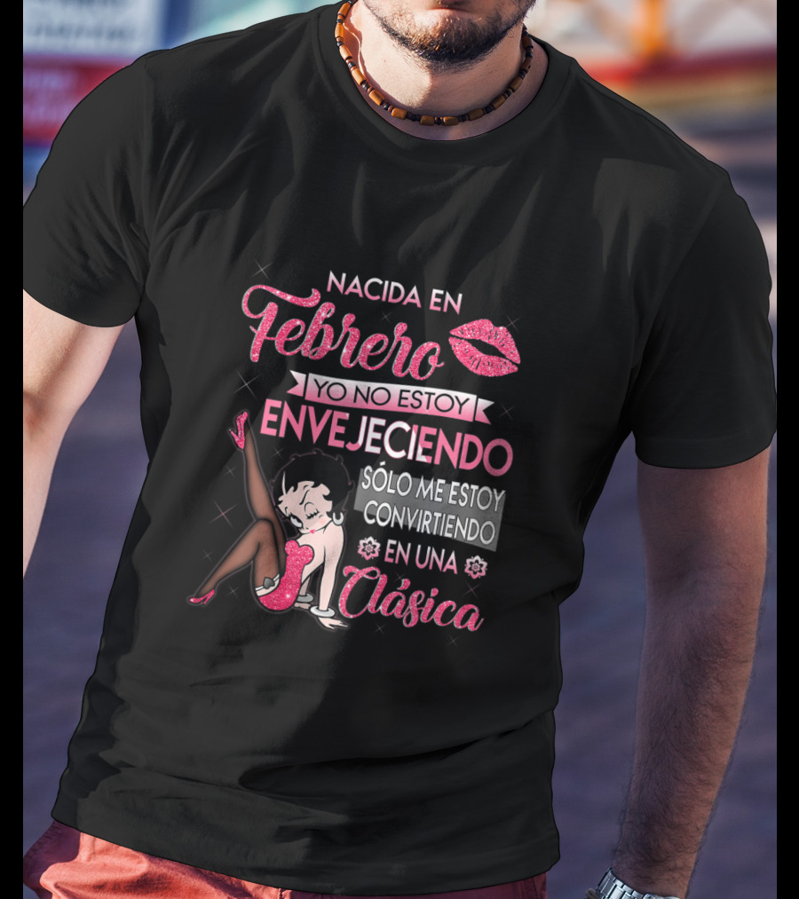 Nacida En Febrero Clásica Yo No Estoy Envejeciendo Solo Me Estoy Convirtiendo T-Shirt